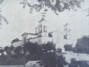 Ο ιερός ναός του Αγίου Αχιλλίου από το 1881  ως και το 1940. Από το αρχείο της εφημερίδας «Ελευθερία». Η φωτογραφία δημοσιεύθηκε  στο φύλλο της 15ης Μαΐου 1963.