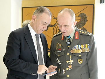 *ΟΠΟΥ ο Χρ. Κέλλας σημειώνει το κινητό του στρατηγού Γ. Κωστίδη, νέου Αρχηγού ΓΕΣ. Χρήσιμα αυτά στους βουλευτές… Ζ.