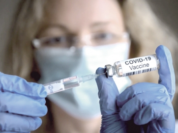 AstraZeneca: Παραδέχεται ότι το εμβόλιό της προκαλεί σπάνιες παρενέργειες