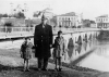 Λάρισα 1940. Ο Σπύρος Σ. Ποδάρας (γιος του Σωκράτη Ν. Ποδάρα) με τα παιδιά του (Κώστα και Σωκράτη) στη γέφυρα του Πηνειού.  © Αρχείο οικογενείας Σπύρου Σωκ. Ποδάρα.