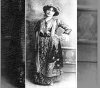 Το νυφικό φόρεμα της Ειρηνούλας Άρτη, δώρο του Αλή πασά.  Φωτογραφία του Λαρισαίου Ιωάννη Παντοστόπουλου. 1905.