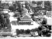 Αεροφωτογραφία της δυτικής πλευράς του Λόφου της Ακρόπολης, η οποία αποτυπώνει τη χωροταξία της περιοχής κατά τα πρώτα μεταπολεμικά χρόνια. Φωτογραφία του 1970 περίπου. Αρχείο Φωτοθήκης Λάρισας.