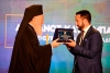 Παράδοση βραβείου από τον σεβασμιότατο Μητροπολίτη Χαλκίδος κ.κ. Χρυσόστομο στον δρ. Παν. Κατσαμπάνη για το εκτενές, πολυσχιδές  ανθρωπιστικό έργο του Διεθνούς Οργανισμού Ορθοδόξων Χριστιανών στην Εύβοια