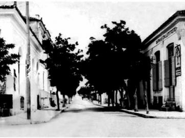 Η οδός Κούμα φωτογραφημένη από τη διασταύρωσή της με τη Μεγ. Αλεξάνδρου.  Φωτογραφία του 1930 περίπου. Από το αρχείο του Θανάση Μπετχαβέ