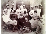 Αξιωματικοί διαφόρων όπλων σε κοσμική εκδήλωση. Ο Ιωάννης Άρτης καθιστός στο έδαφος,  φέρων τον βαθμό του ανθυπίλαρχου. Φωτογραφία μέσα δεκαετίας 1880. Αρχείο Αθηνάς Άρτη