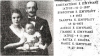 Ο οφθαλμίατρος Κώστας Ισμυρίδης με τη γυναίκα του Παλμύρα Ιωαν. Αστεριάδη και τον γιο τους Μάνο σε νηπιακή ηλικία. Από την εβδομαδιαία εφημερίδα «Λάρισα». Δεξιά - Από τον οικογενειακό τάφο της οικογένειας Ισμυρίδη στο παλιό Κοιμητήριο της Λάρισας. Φωτογραφία του Παναγιώτη Δομούζη.
