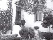 Ο Δημήτριος Χατζηγιάννης και η σύζυγός του Μαρίκα  στην είσοδο της κατοικίας τους. Φωτογραφία Τάκη Τλούπα. 1970. 