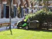 * ΑΥΤΟ είναι χαλί, γήπεδο πραγματικό. Μπροστά στον Άγιο Νικόλαο. Ζ.