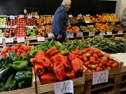 Παρατείνει  για έξι μήνες την κατάργηση του ΦΠΑ