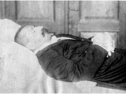 Ο δήμαρχος Αχιλλεύς Λογιωτάτου στη νεκρική κλίνη. Φεβρουάριος 1896 [1].  Από το αρχείο της Ιουλίας (Λίλας) Ρίζου.