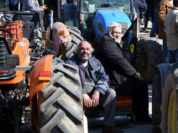 * ΠΕΡΙΜΕΝΟΝΤΑΣ στην Αγιά τα νέα απ’ το Μαξίμου. Με φανερό το ζόρι μα και την απαισιοδοξία. Ζ.