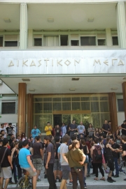 Αθώοι οι «Ρομπέν των σούπερ μάρκετ»