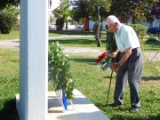 Ο Νίκος Θεριμιώτης εκπροσωπώντας τους συγγενείς των εκτελεσθέντων  κατέθεσε χθες μια αγκαλιά λουλούδια στη μνήμη τους