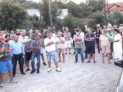 * ΔΥΝΑΜΙΚΗ η διαμαρτυρία των κατοίκων του Πλαταμώνα για την απομάκρυνση του καμινιού που παράγει ξυλοκάρβουνα στην περιοχή. Εκατοντάδες οι παρόντες από Δήμαρχο και βουλευτές μέχρι παραθεριστές, που δέχθηκαν -προς το παρόν- τις δεσμεύσεις του Δημάρχου να ζητήσει από την Εισαγγελία τη διακοπή λειτουργίας της δραστηριότητας ως επικίνδυνης για τη δημόσια υγεία και φυσικά για τον τουρισμό της περιοχής…
