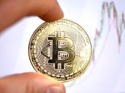 Bitcoin: Αγγίζει τα 50.000 δολ.