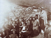 Γενάρης 1944. Εβραϊκές οικογένειες από τη Λάρισα στη θέση «Καράλακας» όπου έμειναν για να κρυφτούν από τους Γερμανούς. Διακρίνονται καθαρά (μπροστά) η Ρούλα Κοέν και πίσω της ο Ηλίας Κοέν