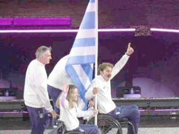 Στον ουρανό του «Stade de France» η ελληνική σημαία