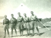Τζενέιφα Αιγύπτου 1941. Ο Παναγιώτης Τσιρίκογλου  πρώτος από αριστερά. © Αρχείο Παναγιώτη Τσιρίκογλου.