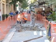 Ξεκίνησε η αντικατάσταση των σπασμένων πλακών στους πεζοδρόμους