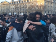 Αγκαλιάζονται οι Παριζιάνοι προσπαθώντας να δώσουν κουράγιο ο ένας στον άλλο…