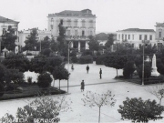 Λάρισα, αρχές δεκαετίας 1930  Η πλατεία Θέμιδος (Κεντρική πλατεία)  Φωτογράφος: Ιωάννης Κουμουνδούρος  © Αρχείο Φωτοθήκης Λάρισας