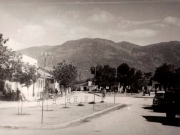 Η πλατεία Θέμιδος στο Συκούριο (1950/60). © Αρχείο Νικολάου Παπαθεοδώρου (Λάρισα).