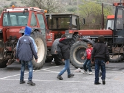 Προσφυγόπουλα παίζουν ανάμεσα σε τρακτέρ στα Τέμπη