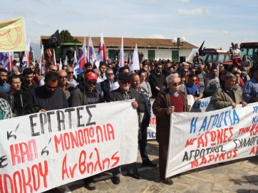 Αποχωρούν από τα μπλόκα αλλά κρατούν το όπλο παρά πόδα!