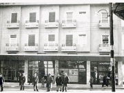 Σε ένα από τα ισόγεια καταστήματα του ξενοδοχείου «Ολύμπιον» είχε το γαλακτοπωλείο του ο Σέρβος Κυριάκος Κρέσκοβιτς.  Είναι το τρίτο κατάστημα από δεξιά. Φωτογραφία του Γεωργίου Βαλσάμη από το αρχείο της Φανής Σακελλάριου