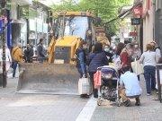 *ΤΗΝ αγανάκτηση των εμπόρων προκάλεσε χθες η παρουσία συνεργείου της ΔΕΥΑΛ στον πεζόδρομο της Ασκληπιού. Τα οχήματα, η σκόνη και ο έντονος θόρυβος ήταν αρκετά για να φέρουν αντιδράσεις από τους επαγγελματίες των γύρω καταστημάτων, αφού δεν μπορούσαν να κατανοήσουν το σκεπτικό της επιλογής της ημέρας και της περιόδου των εργασιών. Μεγάλη Τρίτη και μετά από... μεγάλη περίοδο περιορισμών στον τρόπο λειτουργίας της αγοράς, θεωρούσαν πως ήταν πολύ άστοχη επιλογή. Όταν όμως τους εξήγησαν ότι πρόκειται για έκτακτο περιστατικό, καθώς έσπασε μια παροχή νερού, τότε κατάλαβαν. Το συνεργείο διόρθωσε τη βλάβη, έφυγαν από το σημείο και όλοι έμειναν ευχαριστημένοι στο τέλος. Συμβαίνουν κι αυτά... Κ.Γ.