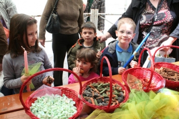 Η πασχαλινή λαμπάδα φώτισε τα παιδικά χαμόγελα