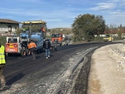 Αποκαθιστά ζημιές στον δρόμο Νέων Καρυών