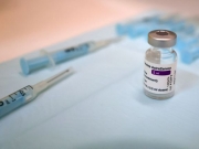 Ζητά παράδοση εμβολίων, όχι αποζημίωση από την AstraZeneca