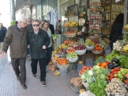 Τα φρούτα στο Δημαρχείο. Απέναντι