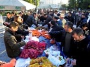 Την ίδια ώρα που οι αγρότες παραπονιούνται ότι δεν έχουν εργατικά χέρια να μαζέψουν τα φρούτα από τα δέντρα, γιατί δεν μπορούν να πληρώσουν τους εργάτες γης, κι αυτά θα χαλάσουν, εκατοντάδες καταναλωτές αγωνιούν να βρούνε τρόφιμα για το οικογενειακό τραπέζι στο αποκορύφωμα της οικονομικής κρίσης. Άρα η λύση είναι μία: Αγρότες προσκαλέστε τον κόσμο στα χωράφια ή όσοι δεν βρίσκεται αγοραστές μοιράστε στον κόσμο τα προϊόντα.