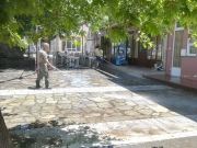 Καθαρίζονται τα φρεάτια  στην Κεντρική πλατεία των Γόννων
