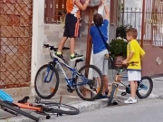 * ΟΜΟΛΙΟ Δήμου Αγιάς… Μικρά παιδιά αφήνουν το παιχνίδι τους, σταματάνε με τα ποδήλατά τους και, σκαρφαλωμένα σε αυτά, βγάζουν αυτοκόλλητα από καθρέπτες ορατότητας δρόμων και πινακίδες σήμανσης. Μαζεύουν, επίσης, όπως λέγεται, καθημερινά, σκουπιδάκια από τους δρόμους, φροντίζοντας το χωριό να είναι όμορφο. Όλοι στο Ομόλιο έχουν συγκινηθεί με τις πράξεις τους… Πράξεις παράδειγμα προς μίμηση, που δείχνουν ωριμότητα για πολύ σημαντικά θέματα, όπως είναι η ασφάλεια των οδηγών και ο σεβασμός στο περιβάλλον… Ωριμότητα δε που, δυστυχώς, λείπει από πολλούς μεγάλους σε ηλικία… Ν.Γ.