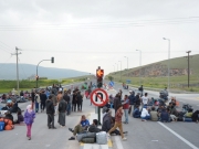 Με τις αποσκευές τους, βγήκαν χθες στην εθνική οδό Σύριοι πρόσφυγες, ζητώντας να μεταφερθούν σε χώρο με καλύτερες υποδομές