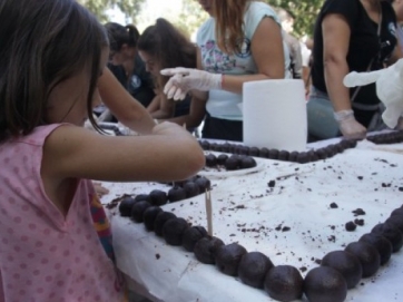 Στο Ηράκλειο διεκδικούν θέση στο βιβλίο Γκίνες για τη μεγαλύτερη γραμμή cake pops