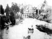 «Bridge over the Peneios at Larissa». Άποψη της γέφυρας του Πηνειού και της δυτικής πλευράς της Λάρισας. Φωτογραφία Στ. Στουρνάρα, δημοσιευμένη στο «The Illustrated London News», 1897. 