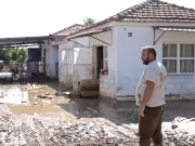 Ενα χωριό παλεύει με τις λάσπες...