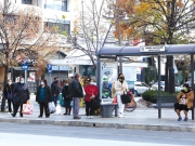  *ΑΠΟΣΤΑΣΕΙΣ ναι, που μεσ’ το λεωφορείο εξανεμίζονται βέβαια, αλλά δεν τη λες και μικρή την πυκνότητα του κόσμου στη στάση της Αστικής στην Κεντρική πλατεία.  Ζ.