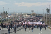 Λαϊκό προσκύνημα στο μπλόκο Νίκαιας