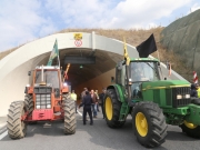 Τα αγροτικά οχήματα έφθασαν στη σήραγγα του Ευαγγελισμού –λίγο μετά τη 1 μ.μ. όπου και παρέμειναν μέχρι τις 3 μ.μ., ενώ η κυκλοφορία διεκόπη και στα δύο ρεύματα…