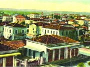 Το Τουρκικό Σχολείο (αρ. 1) δίπλα από ξενοδοχείο της Γαλλίας.  Λεπτομέρεια φωτογραφίας από επιστολικό δελτάριο του Στ. Στουρνάρα.  Περίπου 1910. Αρχείο Φωτοθήκης.