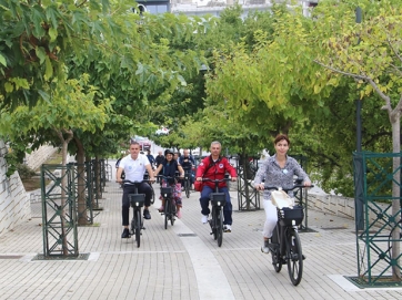 * ΙΔΑΝΙΚΗ για ποδήλατο πόλη η Λάρισα. Ακόμη και οι ανηφοριές του Φρουρίου έχουν τη γλύκα τους. (Αν και η ποδηλατοβόλτα έγινε με ηλεκτρικά ποδήλατα και οι εποχούμενοι δε χρειάστηκε να κάνουν… ορθοπεταλιά). ΘΑ.