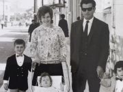 Παλιότερη οικογενειακή φωτογραφία της Ιωάννας με τον σύζυγό της δήμαρχο Τυρνάβου, Ιάσονα Χατζηκρανιώτη και τα παιδιά τους Κωνσταντίνο, Ευρυπίδη και Αντωνέλλα