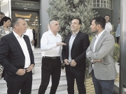 * «ΘΑ σφίξουμε τα ζωνάρια μας για να έρθουν οι λύσεις» φαίνεται να λέει στον υφυπουργό Κων. Κυρανάκη ο περιφερειάρχης Δημ. Κουρέτας και το κάνουν πράξη ο δήμαρχος Λαρισαίων Θαν. Μαμάκος και ο υπουργός Δημ. Παπαστεργίου... Κ.Γ.