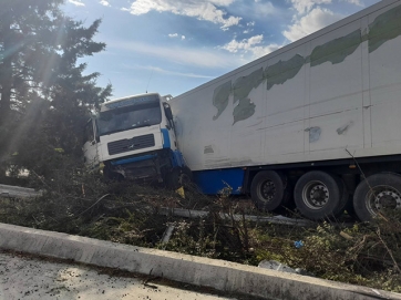 Φορτηγό «δίπλωσε» στην Εθνική