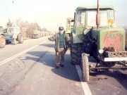 30-11-1996, σε Αγροτικό Συλλαλητήριο στην οδό Βόλου και Θεσσ/κης στον Άι Γιώργη, 3.500 τρακτέρ έως 22-12-1996 συμμετοχή Καλού Νερού  με 25 τρακτέρ (Αρχείο Κώστα Δήμου).
